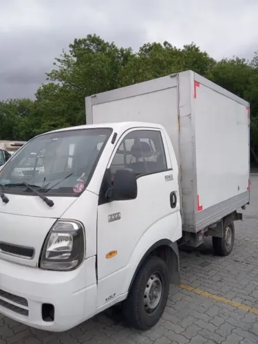 Kia Bongo 2025 com baú refrigerado e aparelho completo.