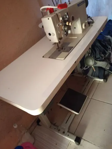 Vendo uma máquina duas agulhas