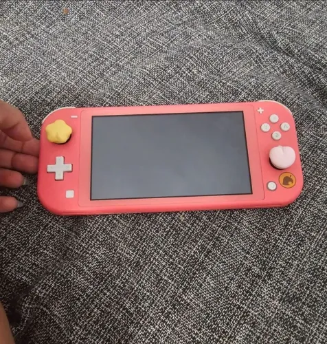 Nintendo Switch Lite ( edição Animal crossing) acompanha um jogo em mídia física(Fifa 18)