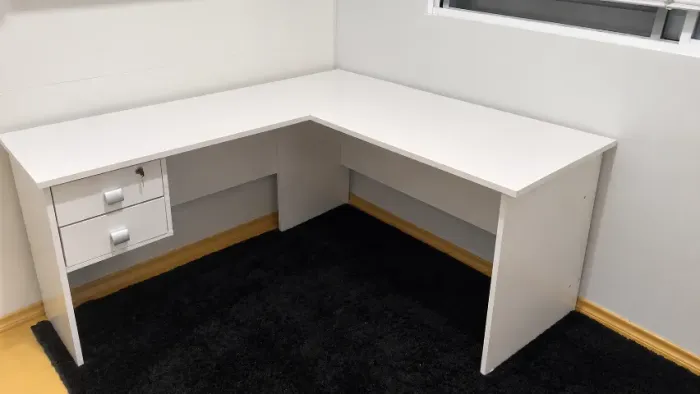Mesa de Escritório em L Branca