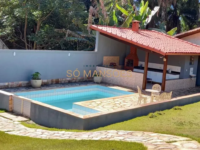 EXCELENTE CASA CONSTRUÍDA EM LOTE DE 1.032M², A VENDA NO CONDOMÍNIO LE COTTAGE.
