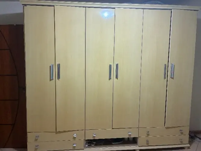 Guarda roupas 6 portas, com gavetas e espelhos, cor marfim