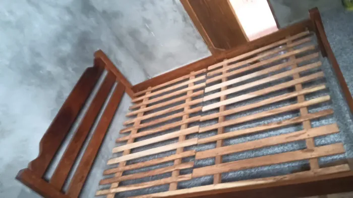 Cama de angelim com colchão 