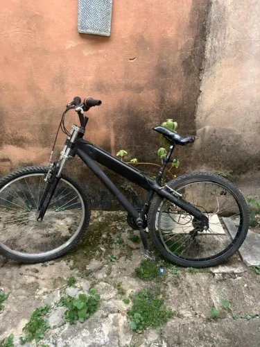 bicicleta Caloi TRS de cor preta com aro 26