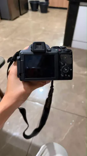 É uma Nikon COOLPIX P520