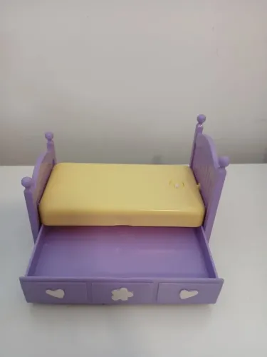 cama de boneca Mattel pertencente ao conjunto Barbie Kelly Club - Tooth Time Kelly Doll. 