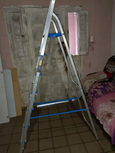 Escada usado poucas vezes