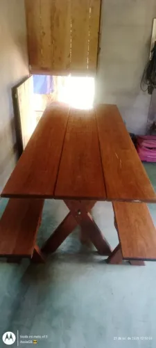 Mesa com dois bancos