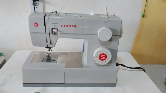 Máquina de costura Singer facilita pro semi novo