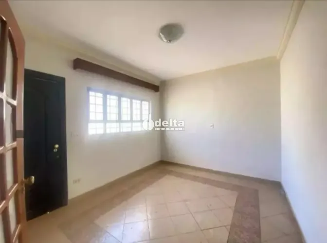 Casa com 4 quartos sendo 2 suíte disponível para venda no bairro Centro em Uberlândia-MG