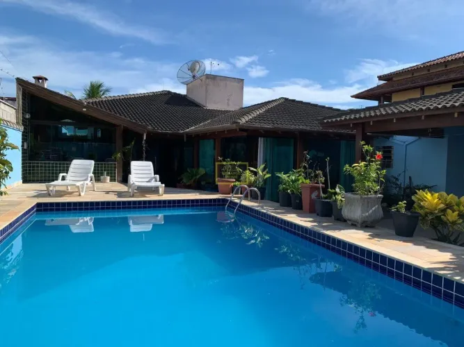 Casa para Venda com Piscina Próximo à Praia de Caraguatatuba