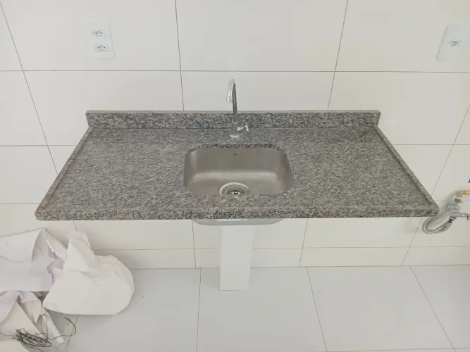 Bancada de cozinha com cuba e torneira Docol