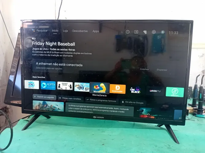Vendo Smart TV Android 32 polegadas funcionando normal ta com pé e controle, valor 650 rea