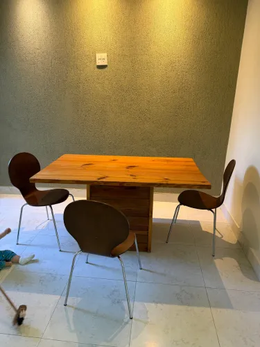 MESA DE MADEIRA MACIÇA COM 3 CADEIRAS