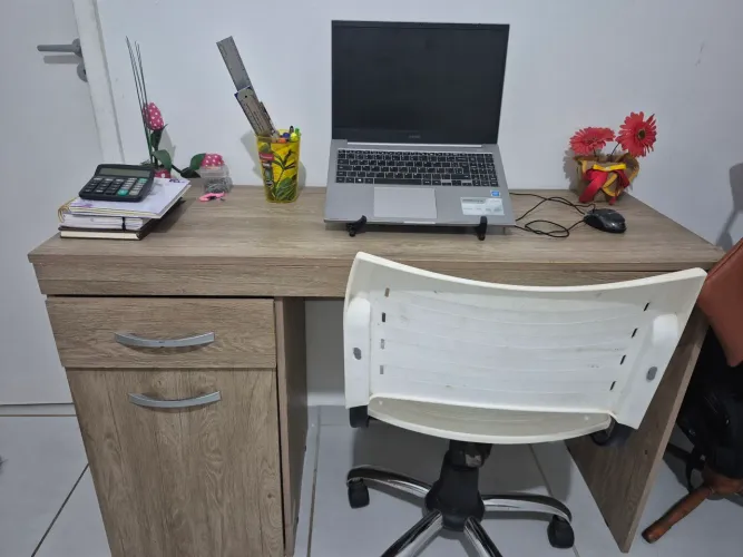 Mesa de estudo com cadeira