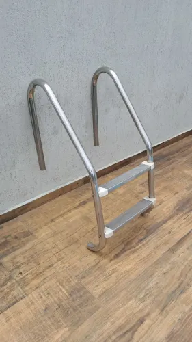 Escada INOX de dois degraus para Piscina