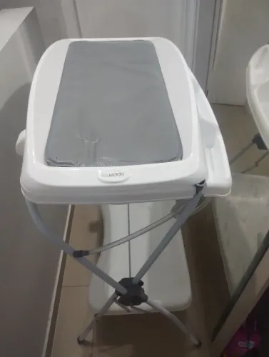 Banheira com suporte e trocador 
