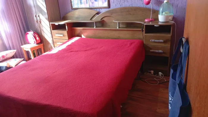 Cama casal tamanho 1,38 por 1,88 mais cabeceira de madeira da foto por 859 retirada asa no