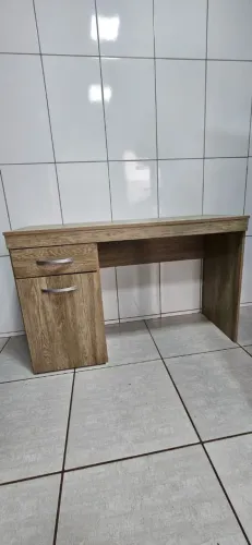Mesa para Escritório/Estudo 120 cm com Gaveta e Armário - Excelente Estado