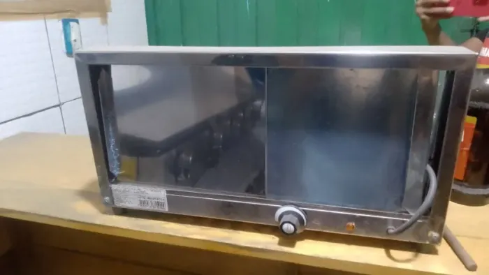 Vendo Chapa grande, mesa de inox, estufa, balcão. 2 mês de uso . Não entrego 