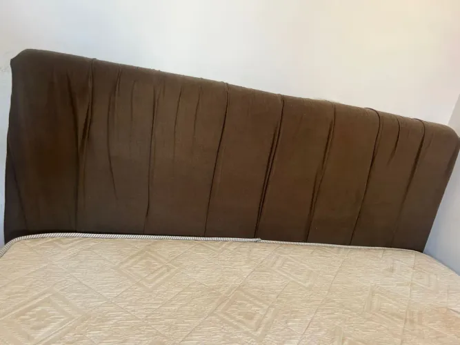 Vendo cama box Queen Caza Nobre com cabeceira estofada inclusa.