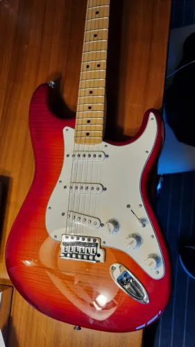 Guitarra Fender Stratocaster Plus Top