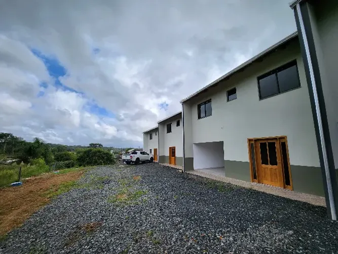 Sobrado 3 quartos, 2 banheiros, com garagem em condomínio para locação em Campo Alegre-S