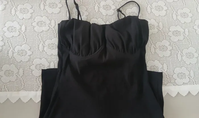 Vestido preto estruturado com bojo leve - Tecido grosso