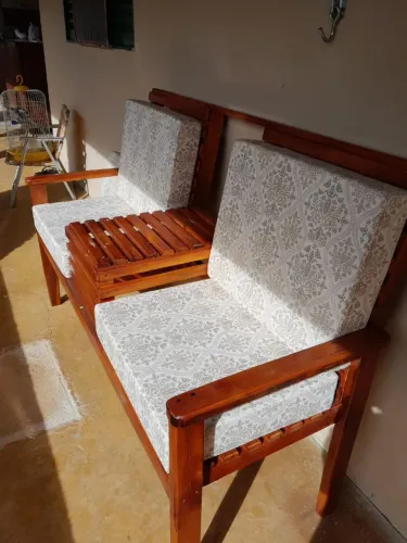 Banco em material pinus.