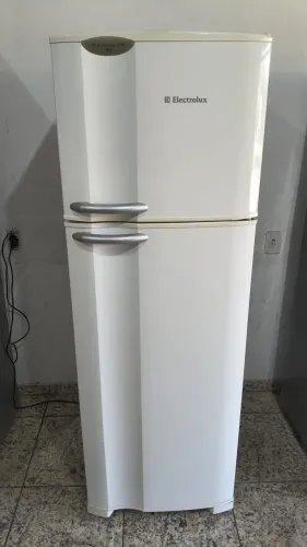VENDE-SE GELADEIRA ELECTROLUX CONVENCIONAL 110V 365LITROS