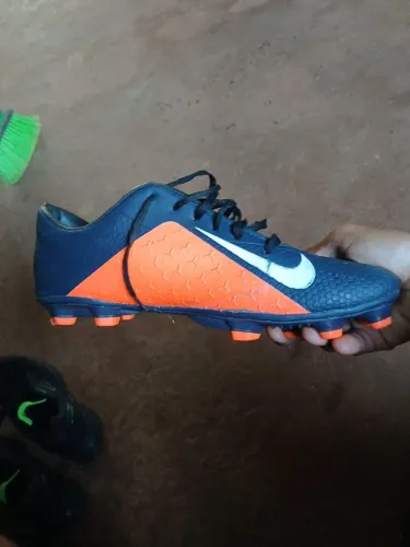 Chuteira Nike Usada em Bom Estado - Tamanho 38/39