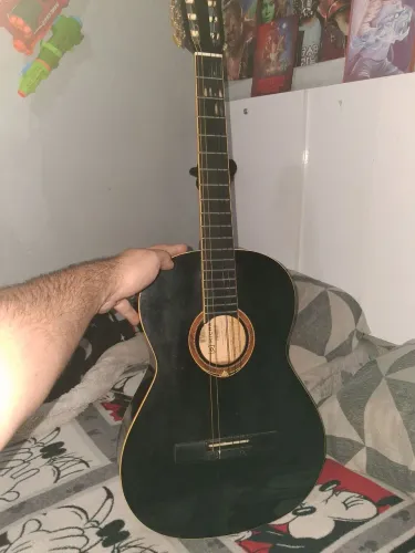 Violão preto com capa