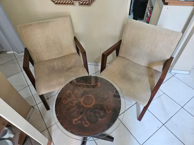 Conjunto Vintage: 2 Poltronas em Madeira + Mesa de Centro com Vidro.