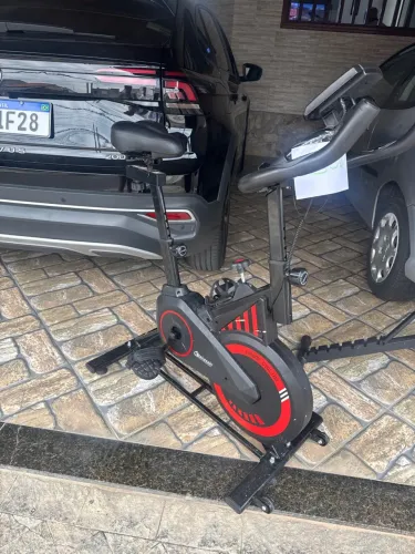 Bike e maca para exercícios