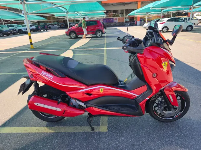 Yamaha XMAX 250 mod 2022 - Ferrari