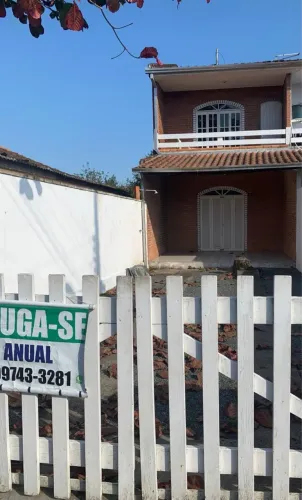 Alugo sobrado quadra mar