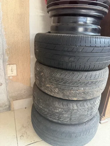 Vende-se 4 rodadas com pneus aro 15 com 5 furos