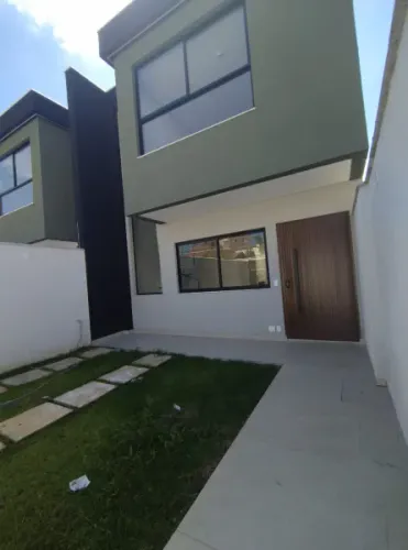 LINDA CASA GEMINADA EM MEIO LOTE, 03 QUARTOS, SUITE 03 VAGAS, PISCINA, SALAO DE FESTAS, AL