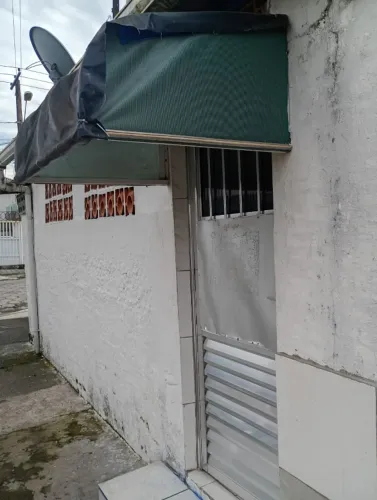 CASA 1 com quarto, coz, wc. as. para casal ou pessoa só, sem criança e sem animai