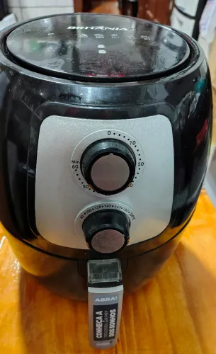 Fritadeira Elétrica Britânia Air Fryer Flow 4L BFR21P Preta