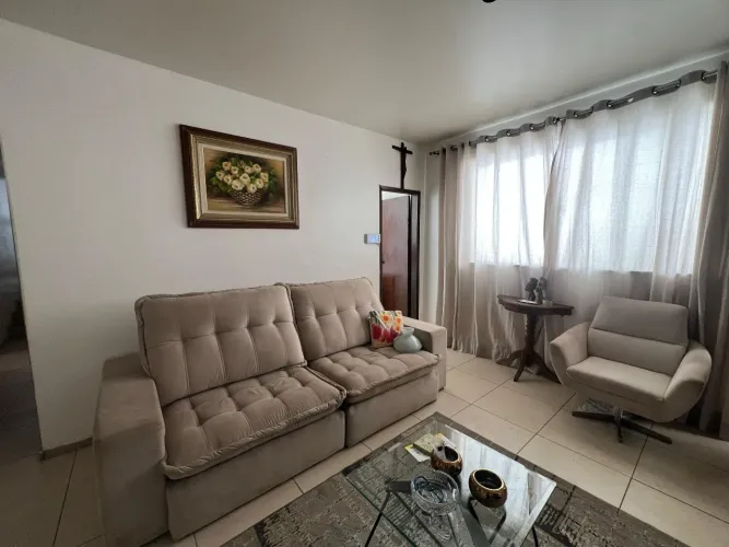 Alugo casa em Itaúna com ótima localização!