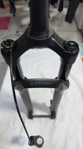 Suspensão RockShox Recon Aro 29 - 100mm - Trava Remota
