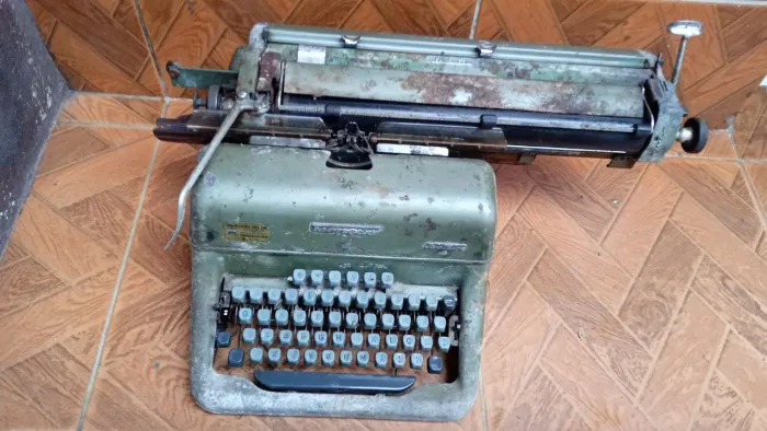 MÁQUINA ANTIGA TORPEDO BASTANTE DANIFICADA NO ESTADO 