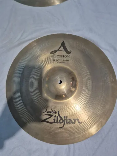 Prato de Ataque (Crash) 16 zildijian A custom Rezo