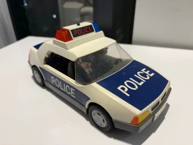 Carro De Polícia Playmobil Antigo Com 2 Bonecos (Usado)