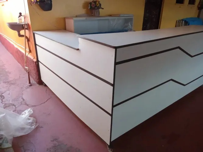 Balcão em formato L, com gaveta de caixa e prateleiras med 336x1.80
