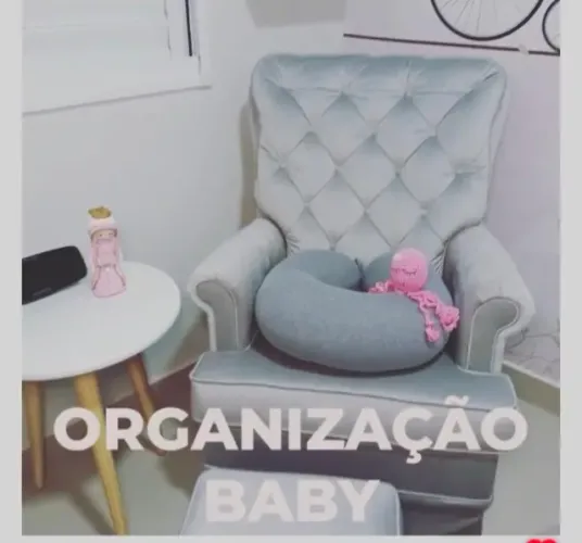 POLTRONA PARA AMAMENTAÇÃO GIRA E BALANÇA ACOMPANHA PUFF