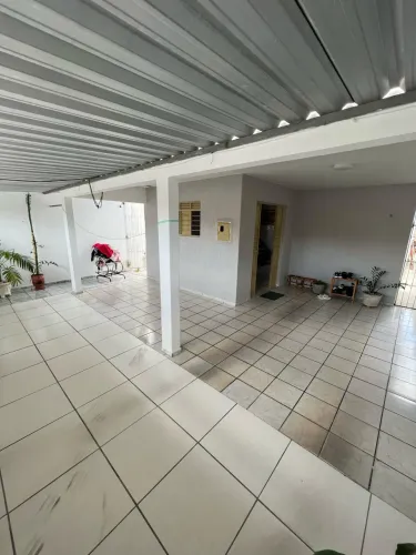 Casa a Venda em Mangabeira : 3 Quartos, 1 Suíte, sala de estar e jantar com 3 Vagas de Gar