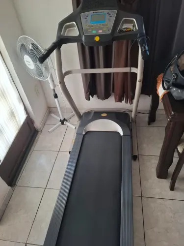 Vendo esteira elétrica semi profissional  com defeito.