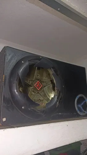 Caixa de som Bomber one, 175 RMS. Pouco usado. Só a caixa e auto falante.